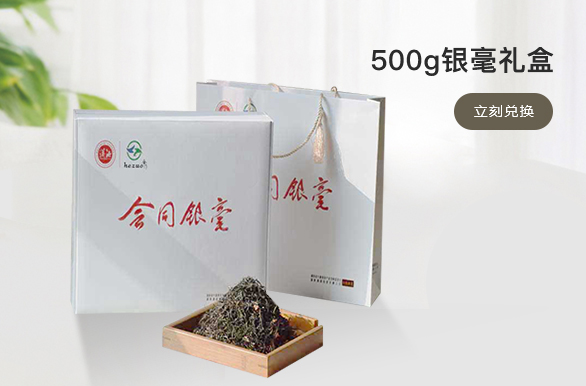 绿茶是由未经过熏蒸和未氧化的叶子制成的。绿茶采摘后叶子立即蒸发或加热以破坏引起氧化的酶。然后将它们卷起并烘干。涉及制作绿茶的最少加工过程使茶的有益化学物质丰富无损。绿茶的特点是颜色较淡，香气和细腻。对于绿茶，茶叶是从收获的茶树植物和随后快速加热，用平底锅烧或蒸和干燥，以防止发生会变成太多氧化绿叶棕色和改变其新鲜采摘的味道。绿茶加工：蒸/烘烤→冷却→第一次碾压→第一次干燥（110°C / 70°C）→最终碾压→最终干燥（120°C / 80°C）。另外，绿茶还是生产花茶的主要原料。